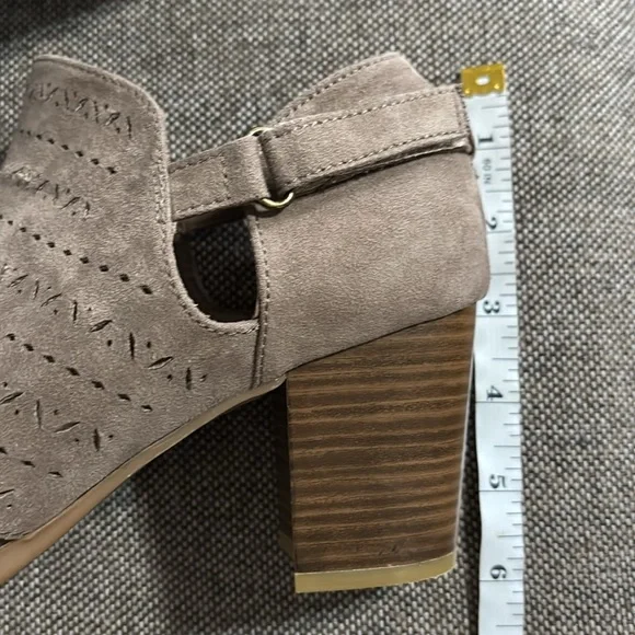 Dept. 222 tan suede heeled sandals , size 8 1/2. - Picture 10 of 15